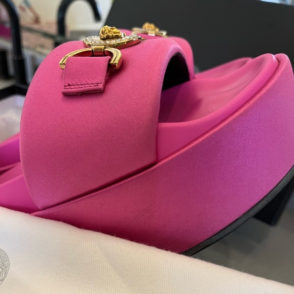 PFF ONLY 💕VERSACE Medusa Biggie Satin Platform Sandals size 37.5 (US 7) - Picture 8 of 16
